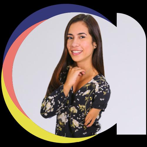 Foto de perfil de Sara Pacini. Jovem mulher de cabelos longos e escuros, sorrindo, com a mão direita levemente apoiada no queixo. Usa um vestido de manga longa com estampa floral em tons escuros. Sara tem uma diferença congênita na mão esquerda. A imagem tem formato circular com uma moldura decorativa nas cores azul-marinho, rosa e amarelo.