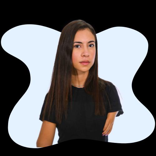 Foto de perfil de Sarah Pacini. Jovem mulher de cabelos longos, lisos e escuros, com expressão serena, olhando levemente para o lado. Usa camiseta preta e um colar fino. Sara tem uma diferença congênita no braço esquerdo. A imagem tem fundo em na cor azul-claro.