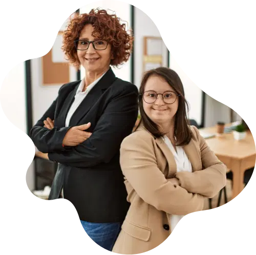 Imagem de duas mulheres em um escritório uma de costas para a outra
