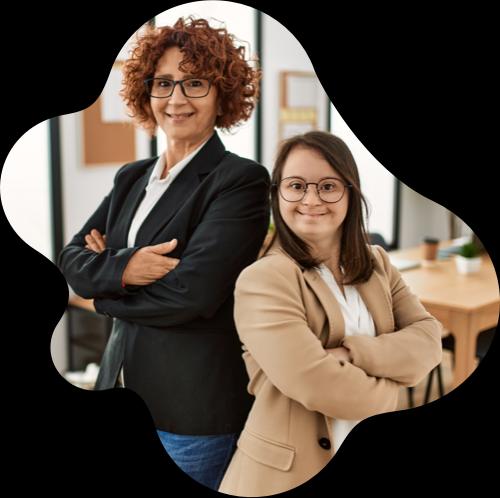 Imagem de duas mulheres em um escritório uma de costas para a outra